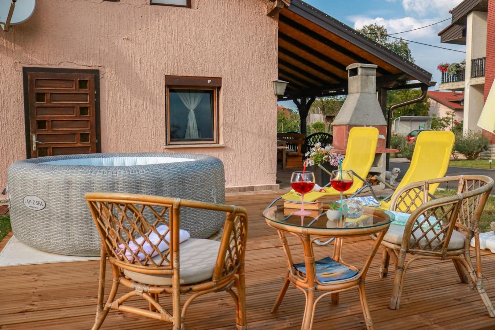 Guest House Studio Apartman Marina - With Jacuzzi, Free Parking, Pet Friendly Karlovac Luaran gambar
